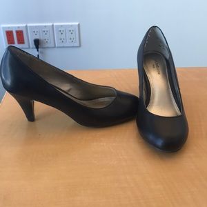 Black pumps, size 6